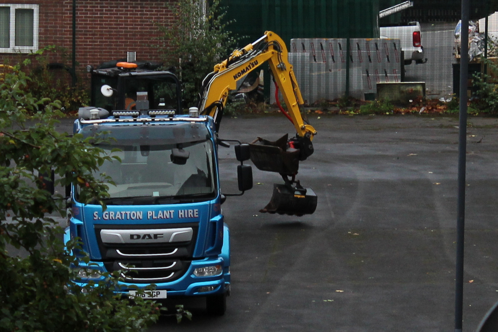 S. Gratton Plant Hire dropping off Komatsu digger at Saint Alkmund's Green - October 2021